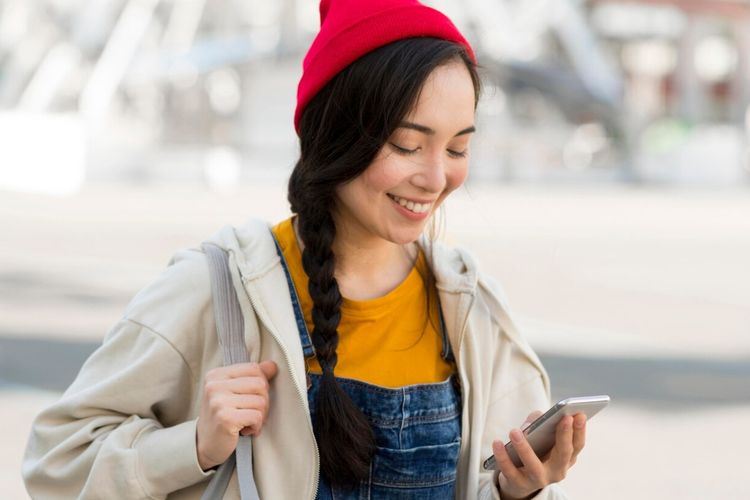 Remaja kini lebih nyaman curhat ke chatbot daripada ke orang tua. Psikolog ungkap alasan dan dampaknya bagi kesehatan mental terlalu bergantung AI.