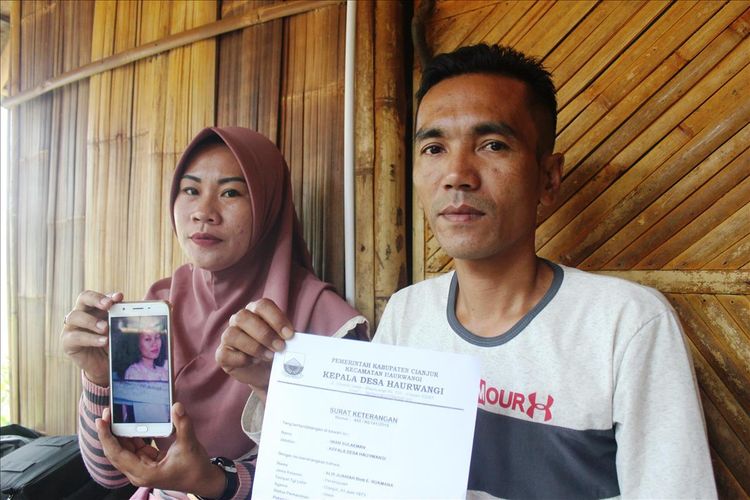 Dikdik (39) didampingi keponakannya Selpi (27) memerlihatkan foto Alis Juariah (46), seorang TKI asal Cianjur, Jawa Barat yang hilang kontak selama belasan tahun dan diduga menjadi korban kekerasan majikan di Riyadh, Arab Saudi.
