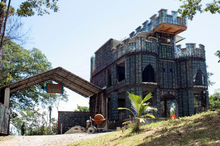 Bangunan aneh ini mirip dengan istana abad pertengahan, letaknya di tengah-tengah tanaman tropis di pulau Bocal del Toro di Panama.