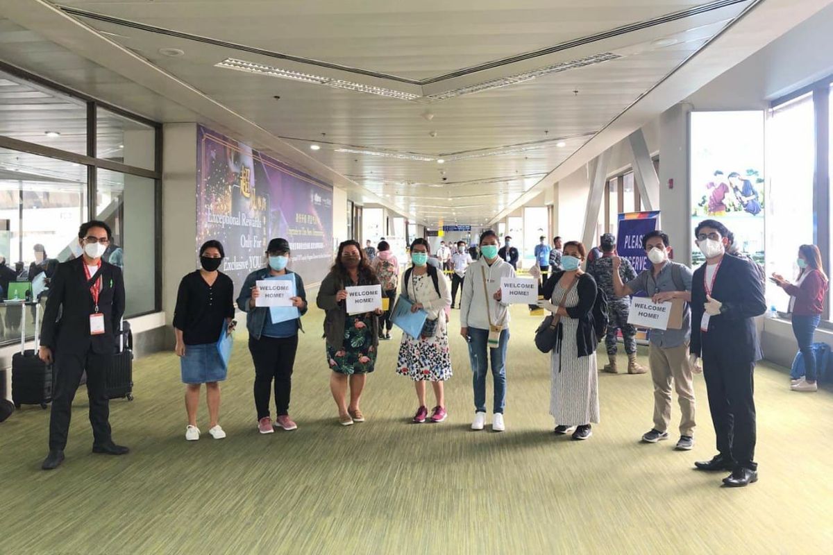 Proses repatriasi WNI dan WN Filipina menggunakan pesawat AirAisia Indonesia, Kamis (14/5/2020).