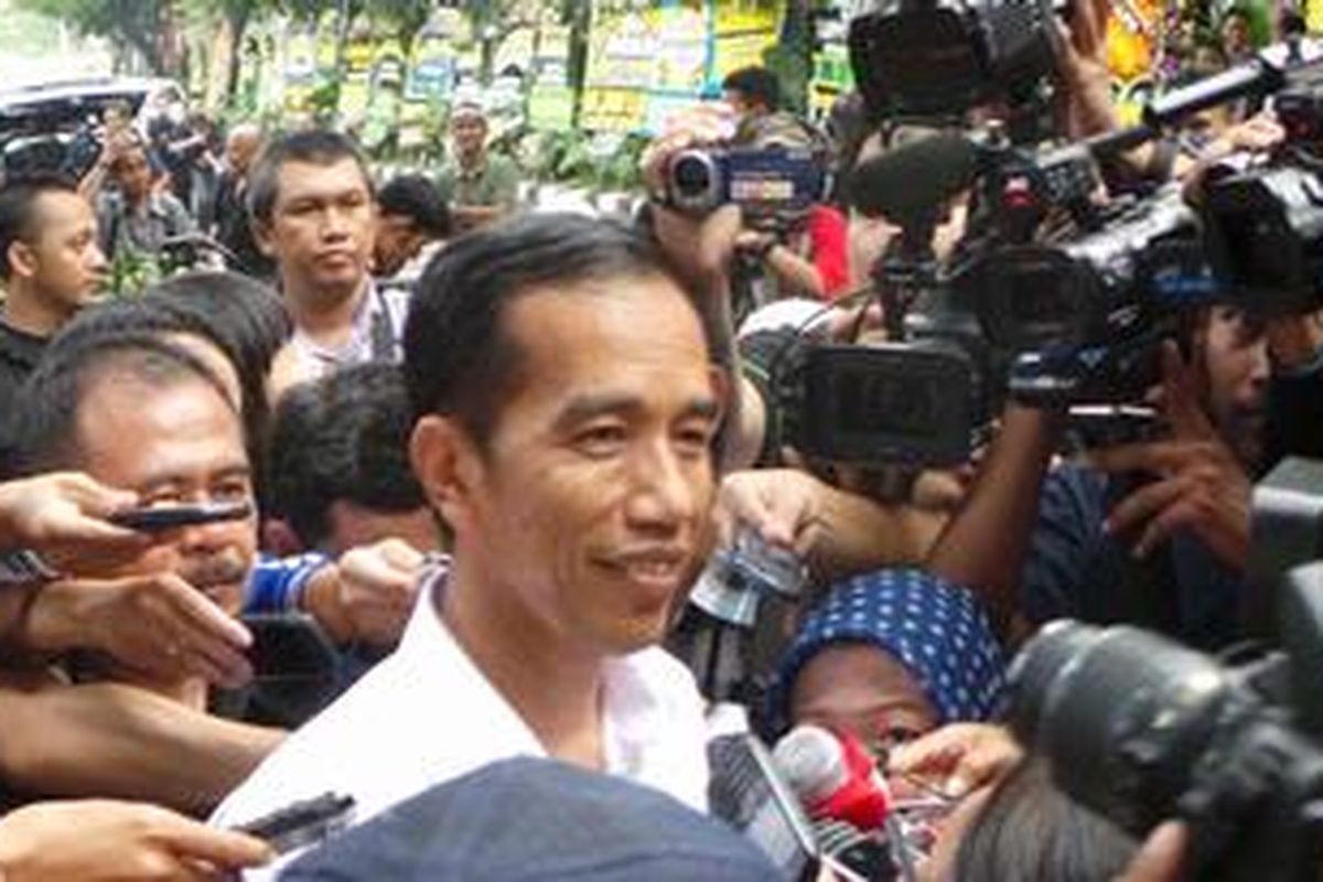 Gubernur DKI Jakarta Joko Widodo di rumah duka almarhum Taufiq Kiemas, di Jalan Teuku Umar 27, Minggu (9/6/2013).