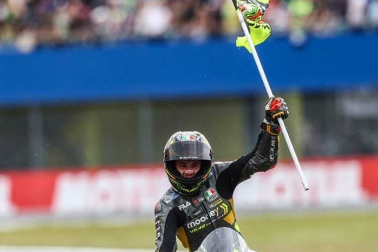 Pebalap Mooney VR46 Racing, Marco Bezzecchi, membawa bendera Valentino Rossi berkeliling Sirkuit Assen untuk merayakan keberhasilannya meraih podium kedua MotoGP Belanda 2022, Minggu (26/6/2022) malam WIB. Terkini, Marco Bezzecchi kembali menunjukkan penampilan gemilang pada MotoGP Australia 2022, Minggu (16/10/2022). Dia finis di peringkat keempat dan dipastikan menjadi Rookie of the Year MotoGP 2022.