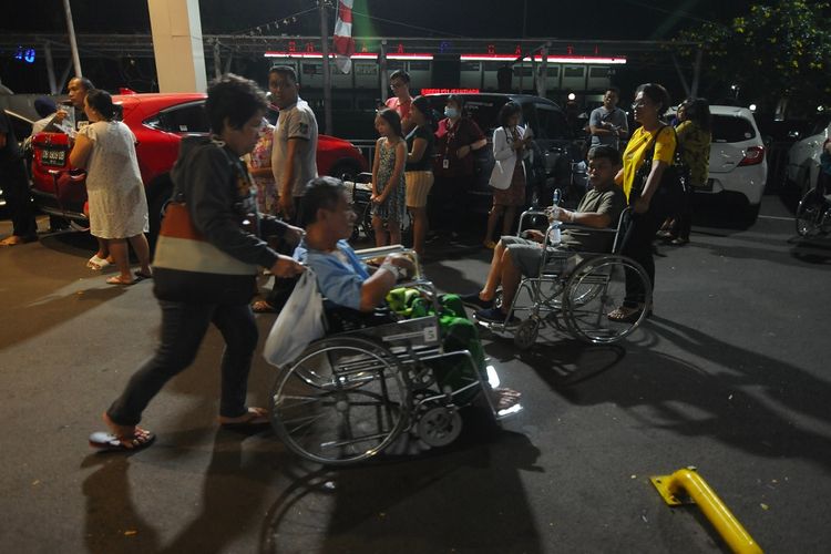 Sejumlah pasien dan keluarga berkumpul di area parkir rumah sakit Siloam saat terjadi gempa di Manado, Sulawesi Utara, Kamis (14/11/2019). Berdasarkan data Badan Meteorologi Klimatologi dan Geofisika (BMKG) terjadi gempa berkuatan 7.1 magnitudo mengguncang Maluku Utara pada Kamis (14/11/2019) pukul 23.17 WIB dan terasa hingga Manado, Sulawesi Utara. ANTARA FOTO/Aloysius Jarot Nugroho/wpa.