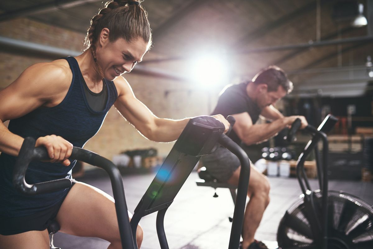 Ilustrasi berolahraga di gym. 