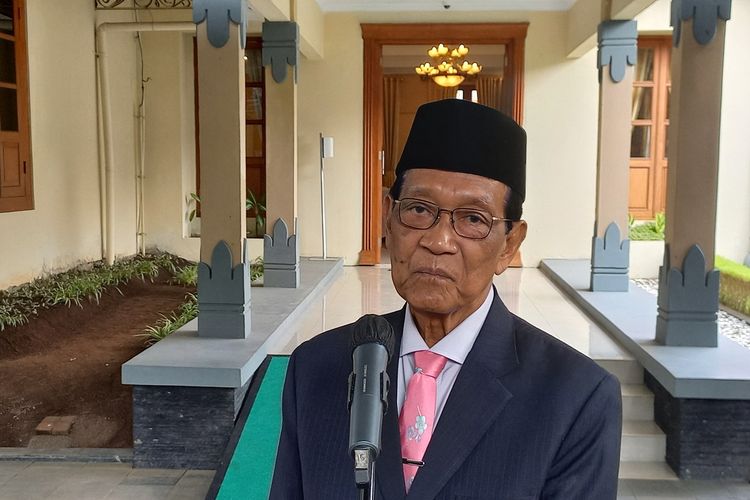 Sri Sultan Hamengkubuwono X saat ditemui Kamis (24/7/2025). Sultan HB X menekankan pengawasan dapur dan label kedaluwarsa untuk mencegah dugaan keracunan massal menu MBG bagi siswa di Gunungkidul.