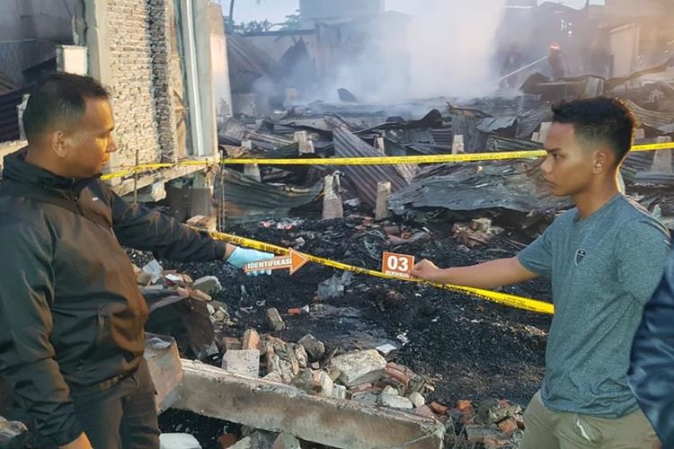 Petugas Polsek Bangko melakukan olah tempat kejadian perkara (TKP) pada kebakaran 13 rumah yang menewaskan dua orang warga di Kelurahan Bagan Barat, Kecamatan Bangko, Kabupaten Rohil, Riau, Rabu (9/10/2019).