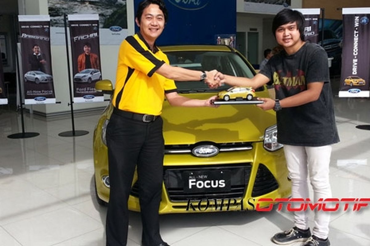 Gumgum Priajadi, Direktur Pemasaran Ford Motor Indonesia menyerahkan All-New Ford Focus sebagai hadiah utama 