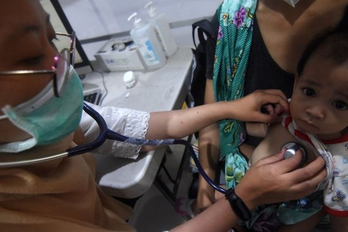 Dokter melakukan pemeriksaan kesehatan terhadap pasien bergejala Infeksi Saluran Pernapasan Akut (ISPA) di Puskesmas Kecamatan Mampang Prapatan, Jakarta Selatan, Jumat (11/8/2023).