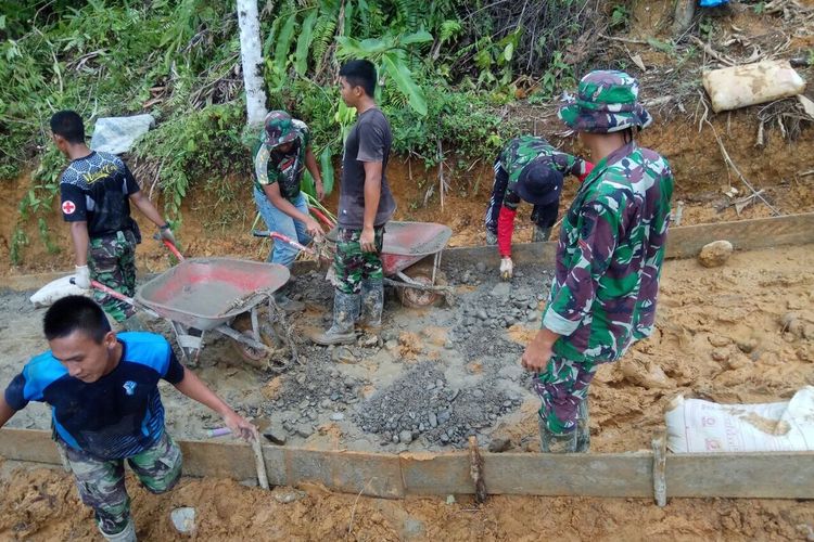 TNI dan masyarakat membuat jalan menuju Desa Sungai Lisai, Bengkulu
