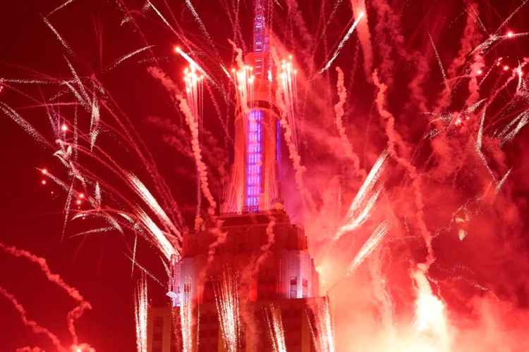 Cahaya kembang api menerangi langit di atas Gedung Empire State dalam peringatan Hari Kemerdekaan AS 4 Juli di New York, 4 Juli 2021.