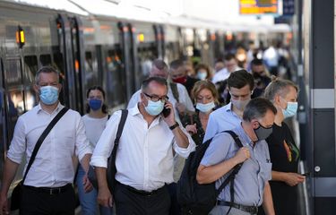 Pada apa yang oleh beberapa orang disebut Hari Kebebasan, menandai berakhirnya pembatasan virus corona di Inggris, para penumpang turun dari kereta di stasiun kereta London Bridge di London, selama jam sibuk pagi hari, Senin, 19 Juli 2021.