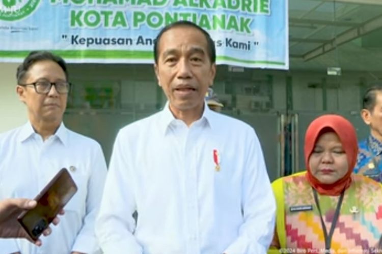 Presiden Joko Widodo saat memberikan keterangan pers di Pontianak, Kalimantan Barat, Kamis (21/3/2024).