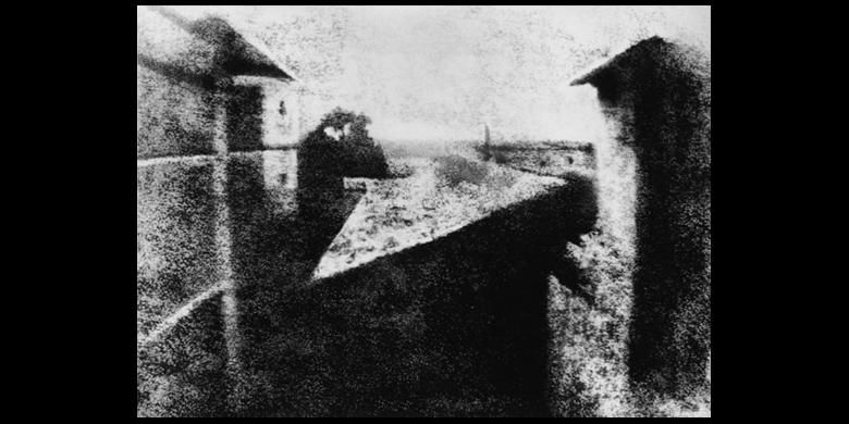 Foto tertua yang masih ada di dunia, dikenal sebagai View from the Window at Le Gras karya Joseph Nicéphore Niépce.