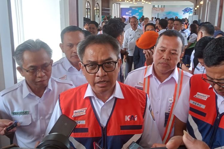 Wakil Dirut PT KAI Dody Budiawan saat dorstop di Stasiun Bandung, Kota Bandung, Selasa (2/12/2025)