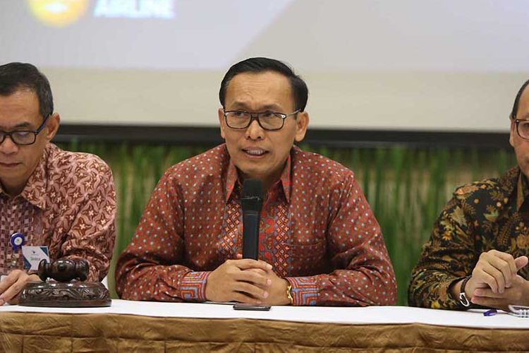 Mantan Direktur Utama PT Garuda Indonesia Arif Wibowo memberikan keterangan pers usai menghadiri RUPS (Rapat Umum Pemegang Saham) PT Garuda Indonesia Persero Tbk di Gedung Garuda City Center, Bandara Soekarno-Hatta, Tangerang, Rabu (12/4/2017). Pada RUPS hari ini, posisi Arif sebagai direktur utama resmi digantikan oleh Pahala Nugraha Mansury, mantan direktur keuangan Bank Mandiri.