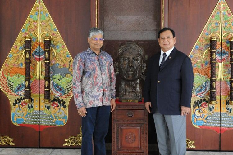 Menteri Pertahanan Prabowo Subianto berfoto bersama dengan Dubes India untuk Indonesia Pradeep Kumar saat bertemu di Kantor Kemenhan RI, Jakarta Pusat, Rabu (13/11/2019).