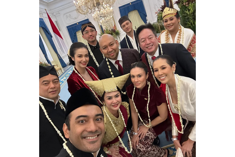 Ario Bayu (kiri bawah) berposen dengan selebritas, pejabat, dan publik figur lainnya saat menghadiri Upacara Hut Ke-80 RI di Istana Merdeka, Jakarta Pusat, Minggu (17/8/2025).