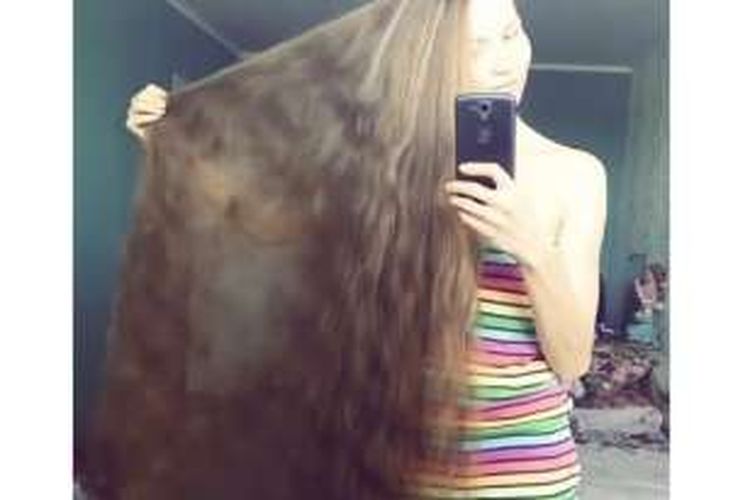 Dashik Gubanova Freckle (27), tidak pernah memotong rambutnya sejak berusia 13 tahun.