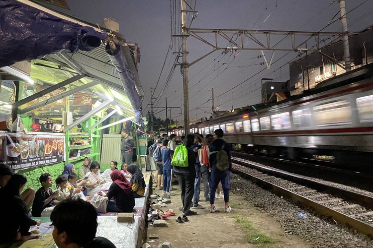 Sensasi Menyantap Pancong Yaya di Pinggir Rel, Ditemani Gemuruh Kereta