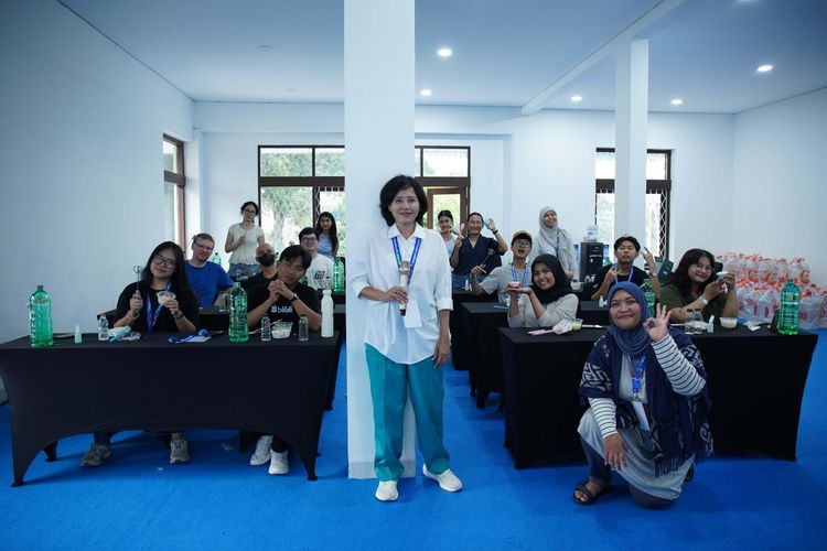 Holistic wellbeing practitioner Hani Amalia (tengah, kemeja putih) dalam workshop Soap Therapy di acara Langkah Membumi oleh Blibli di Jakarta Selatan, Minggu (9/11/2025).