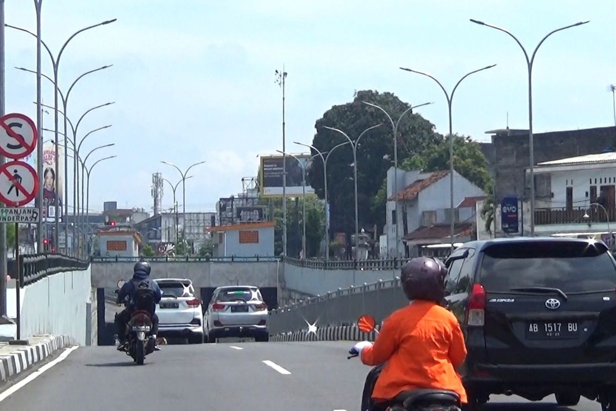 Situasi underpass Kentungan, Kabupaten Sleman sebelum diberlakukan larangan kendaraan roda dua melintas.