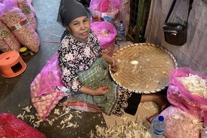 Kisah Pengupas Bawang di Kramat Jati, Tahan Tangan Lecet demi Upah Rp 3.000 Per Kg
