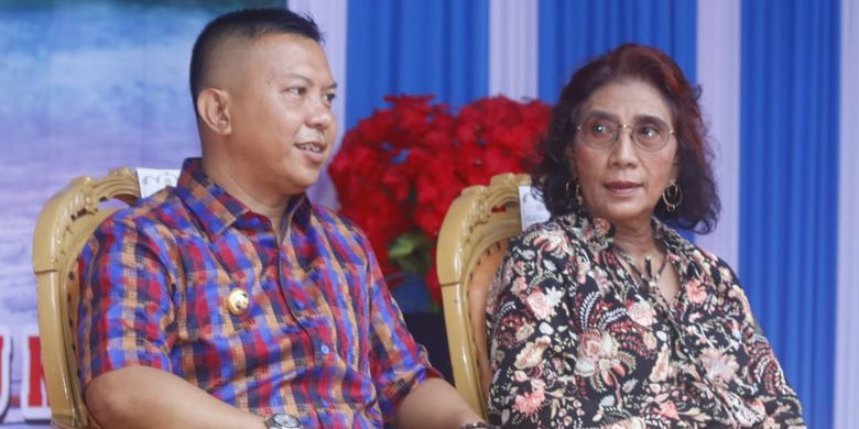 Bupati Kabupaten Kepulauan Selayar Kabupaten Kepulauan Selayar Basli Ali duduk berdampingan dengan Menteri KKP Susi Pudji Astuti dalam kujungan kerja Menteri Susi di Kepulauan Selayar, Senin (22/4/2019).