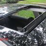 Sering Terlupakan, Sunroof Mobil Juga Butuh Perawatan