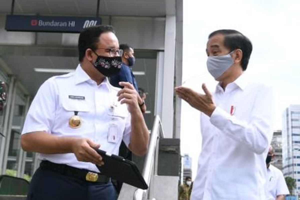 Presiden Joko Widodo berbincang dengan Gubernur Anies Baswedan usai meninjau kesiapan fasilitas umum di Stasiun Mass Rapid Transit Bundaran Hotel Indonesia, Jakarta, Selasa (26/ 25/020). Peninjauan dilakukan untuk memastikan kesiapan jika pelonggaran aktivitas dengan protokol kesehatan dilakukan. (Biro Pers Media Istana).