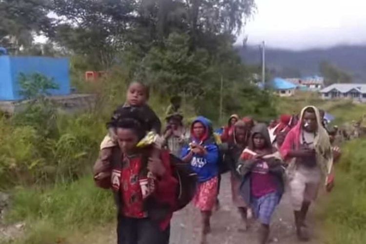 Warga dari Kampung Mamba, Distrik Sugapa, hendak mengungsi ke Kompleks Pastoran Gereja Katolik Santo Mikael Bilogai, Intan Jaya, Papua, Senin (15/2/2021)