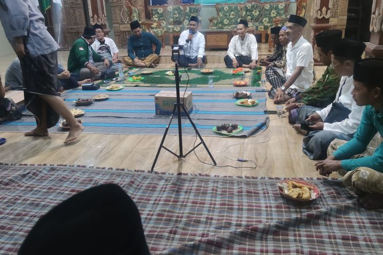 DPC PKB Kabupaten Blora menggelar khataman Alquran dan membaca shalawat Asyghil di kantor DPC PKB Blora, Jawa Tengah, Rabu (18/10/2023)