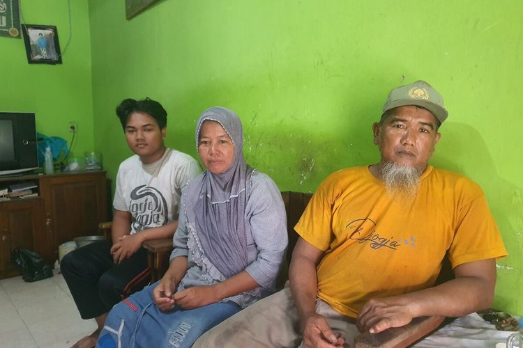 Riyanta (kaos kuning), Wantinem, dan Ahmad Yuli Setiawan ditemui di rumahnya di Bantul. Rabu (3/7/2024)