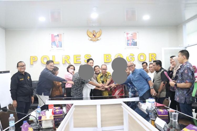 Kasus dua bayi tertukar di Bogor, Jawa Barat, saat dimediasi atau diumumkannya hasil tes DNA di Mapolres Bogor, Cibinong, Kabupaten Bogor, Jawa Barat, Jumat (25/8/2023) malam.