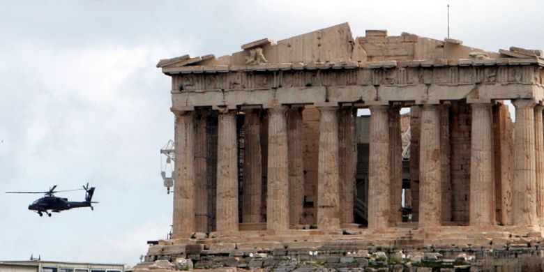 Helikopter Apache milik pertahanan Yunani terbang rendah di belakang Parthenon, di Acropolis, wilayah yang tetap mempertahankan segala kepurbakalaannya. Peringatan ini menandai kemenangan perlawanan Yunani terhadap kekuasaan Ottoman selama 400 tahun sejak tahun 1821.