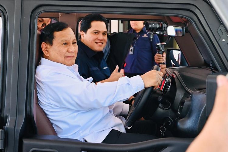 Menteri Pertahanan Prabowo Subianto dan Menteri BUMN Erick Thohir menjajal kendaraan taktis Maung saat mengunjungi pabrik PT Pindad di Malang, Senin (24/7/2023).