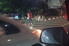 Sejumlah Pemuda Diduga Akali Celah Trotoar Dekat Gedung DPR, Buka Jalan buat Pemotor yang Bayar