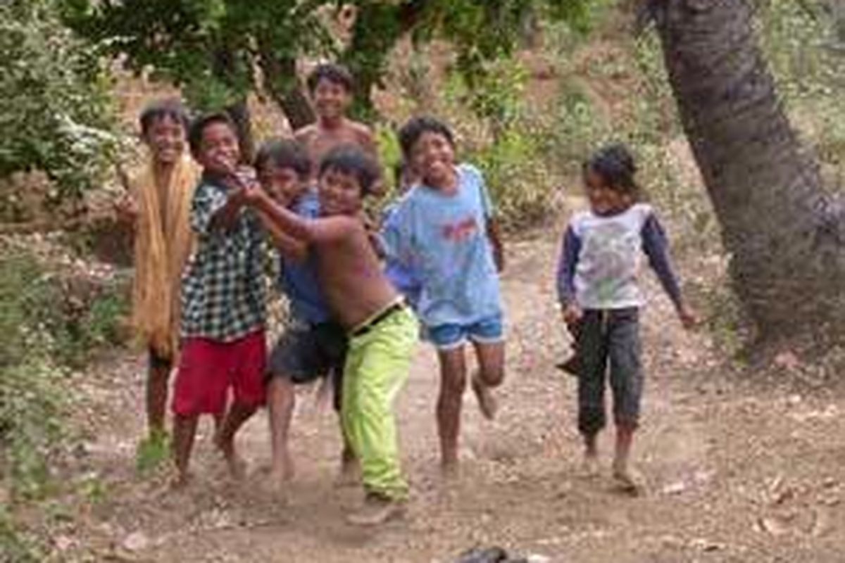Sejumlah anak tengah bermain di daerah pesisir di Karangasem, Provinsi Bali.