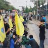 Pemudik yang Lintasi Pantura Brebes Disambut Pendemo Tolak UU TNI, Arus Lalu Lintas Tersendat