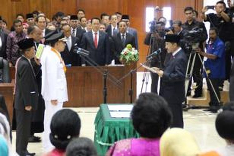 Menteri Dalam Negeri, Gamawan Fauzi saat melantik Gubernur dan Wakil Gubernur Maluku, Said Assagaf dan Zeth Sahuburua, di ruang sidang Paripurna DPRD Maluku, Senin (10/3/2014).