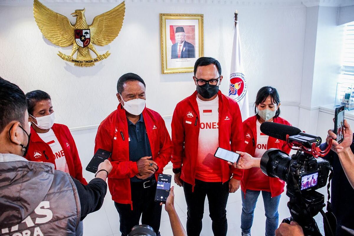 Ketua Umum Asosiasi Lari Trail Indonesia (ALTI) Bima Arya Sugiarto bersama Menteri Pemuda dan Olahraga Zainudin Amali saat melepas keberangkatan kontingen Indonesia untuk berlaga dalam ajang kejuaraan lari trail dunia, Selasa (1/11/2022).