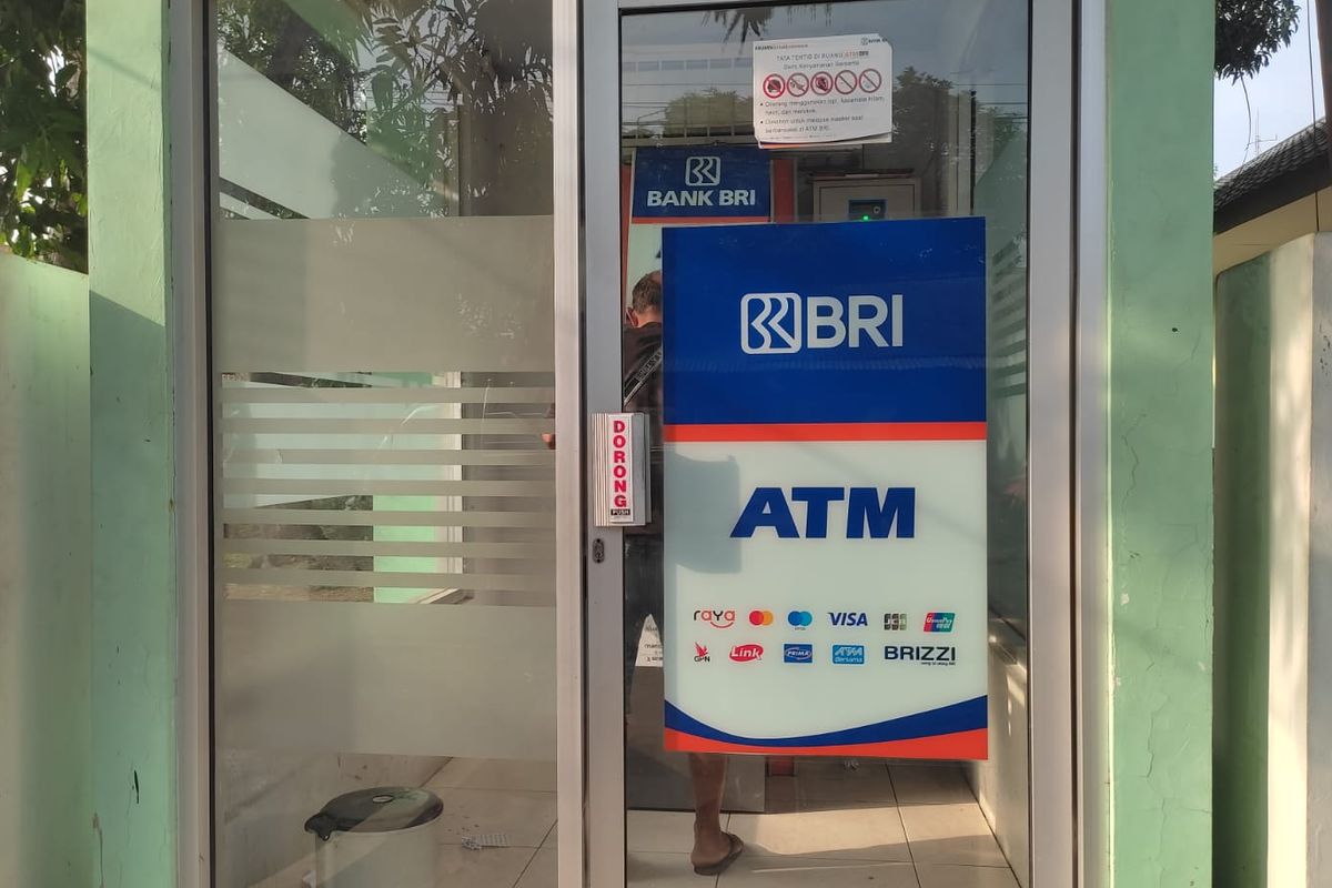 Ilustrasi cara mengatasi ATM BRI terblokir tanpa ke bank di mana kartu ATM BRI terblokir bisa diatasi melalui ponsel.