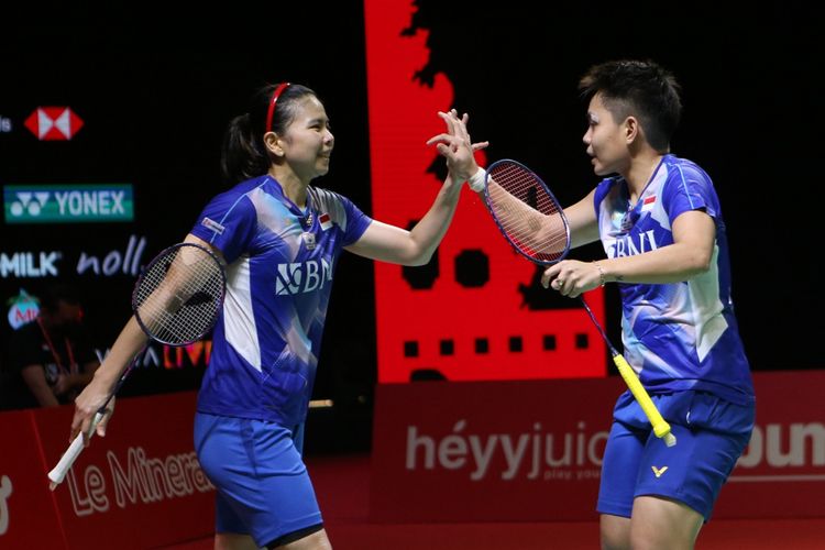 Indonesian shuttlers Greysia Polii (left) dan Apriyani Rahayu (right) during elimination tournament prior to the 2021 World Championship. 
