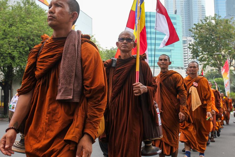 Kisah 57 Bhikkhu Thudong, Pilih Tidur di Lapangan Terbuka saat Jalan Kaki ke Borobudur