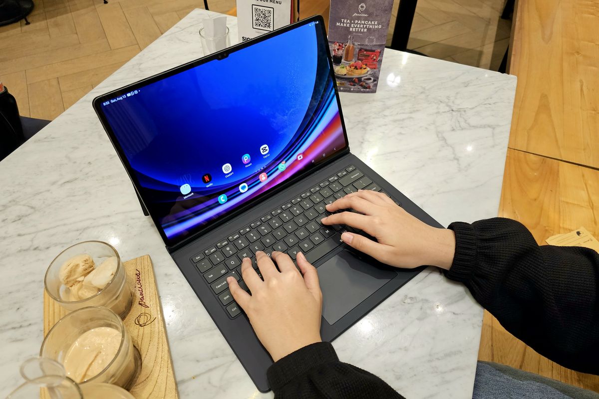 Samsung Galaxy Tab S9 Ultra kompatibel dengan Book Cover Keyboard untuk mendapatkan pengalaman seperti laptop.