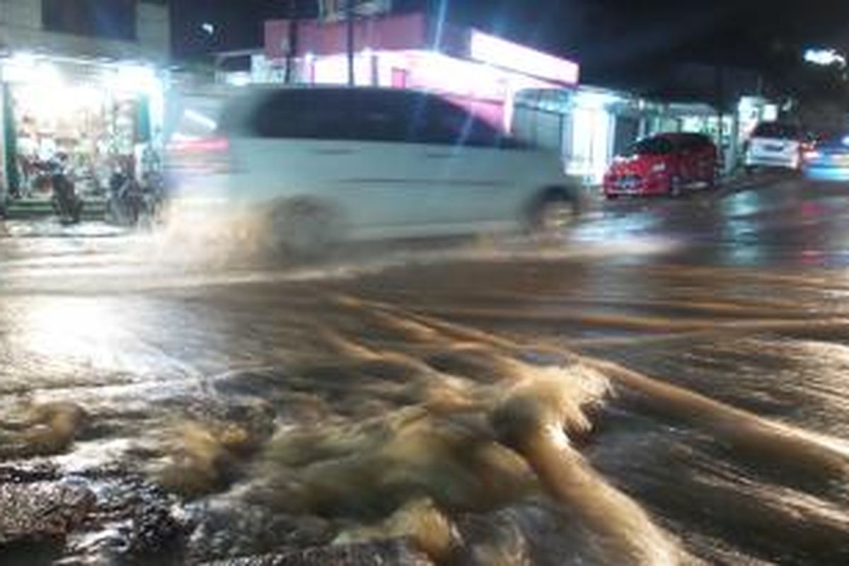 Seruas Jalan Raya Condet, Cililitan, Jakarta Timur, berubah menjadi sungai beraliran deras, Rabu (28/1/2015). Hal itu lantaran Kali Baru yang berdekatan dengan jalan taebut meluap.