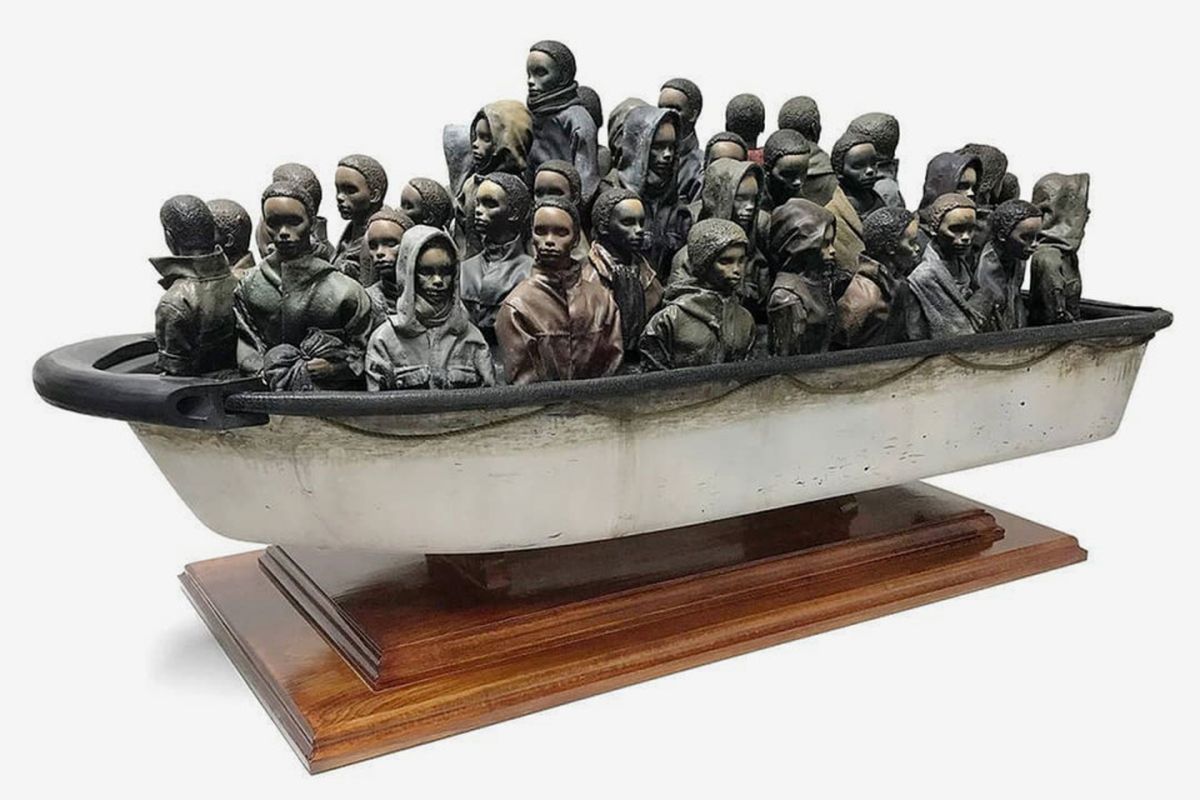 Sculpture perahu pengungsi karya Banksy