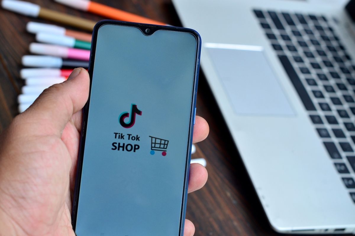 Ilustrasi social commerce seperti TikTok Shop yang dilarang memfasilitasi transaksi perdagangan.