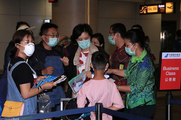 Petugas memeriksa tiket penumpang pesawat maskapai China Southern Airlines tujuan Guangzhou, China, di Terminal Keberangkatan Internasional Bandara Internasional I Gusti Ngurah Rai, Bali, Selasa (4/2/2020). Pesawat dengan nomor penerbangan CZ 626 yang mengangkut 126 orang penumpang tersebut merupakan pesawat terakhir dari Bali menuju China sebelum pemberlakuan penundaan penerbangan dari dan menuju seluruh destinasi di mainland China mulai Rabu (5/2) pukul 00.00 WIB hingga batas waktu yang belum ditentukan.