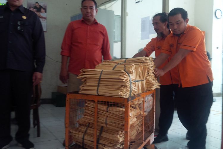 Amplop cokelat berisi tabloid Indonesia barokah ditahan di Kantor Pos Solo, Jawa Tengah, Selasa (29/1/2019).