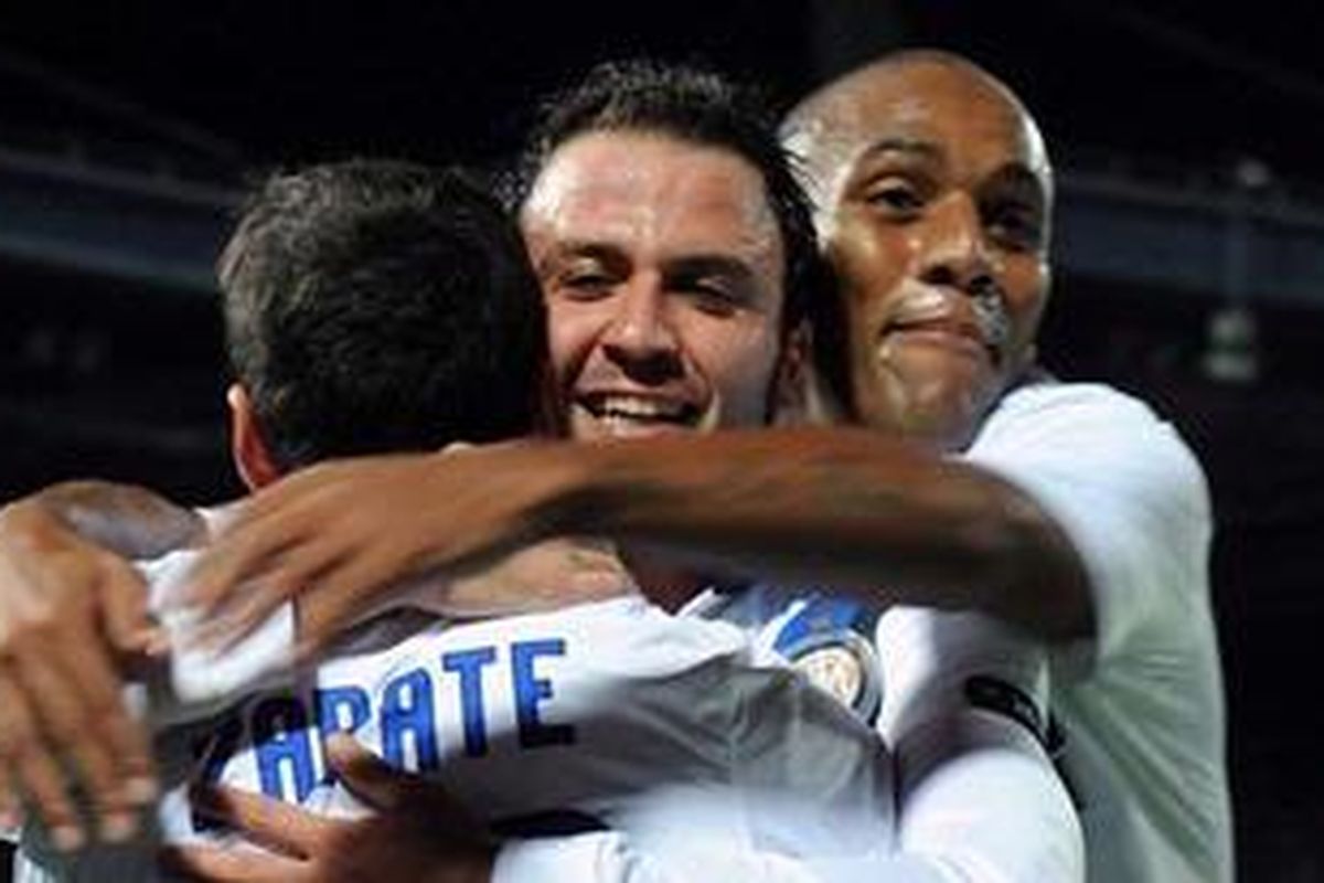 Striker Inter, Giampaolo Pazzini (tengah) disambut rekannya setelah mencetak gol ke gawang Lille yang menentukan timnya menang 1-0.